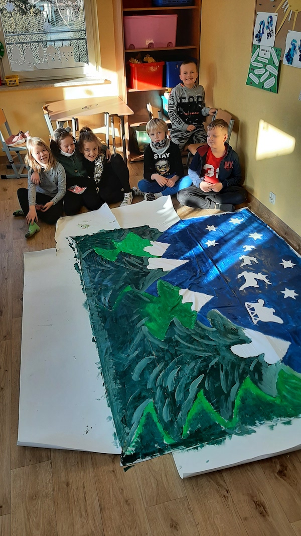 Uczniowie z gotowym dziełem.