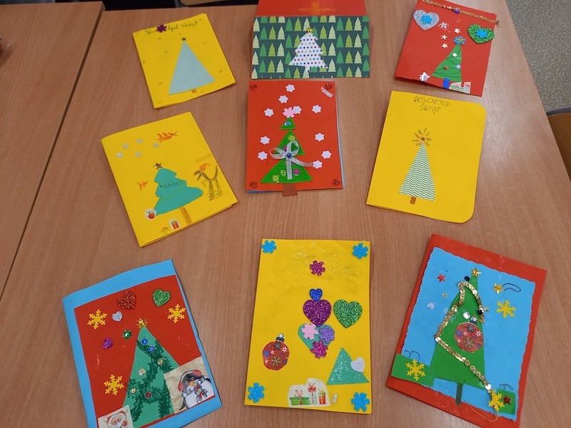 wystawka kartek świątecznych wykonanych przez dzieci 