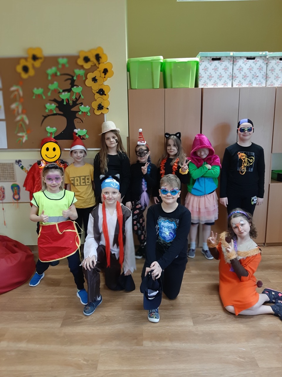 Zdjęcie przedstawia uczniów przebranych w stroje karnawałowe