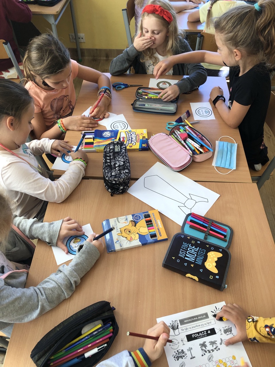 Uczennice kolorują medale.