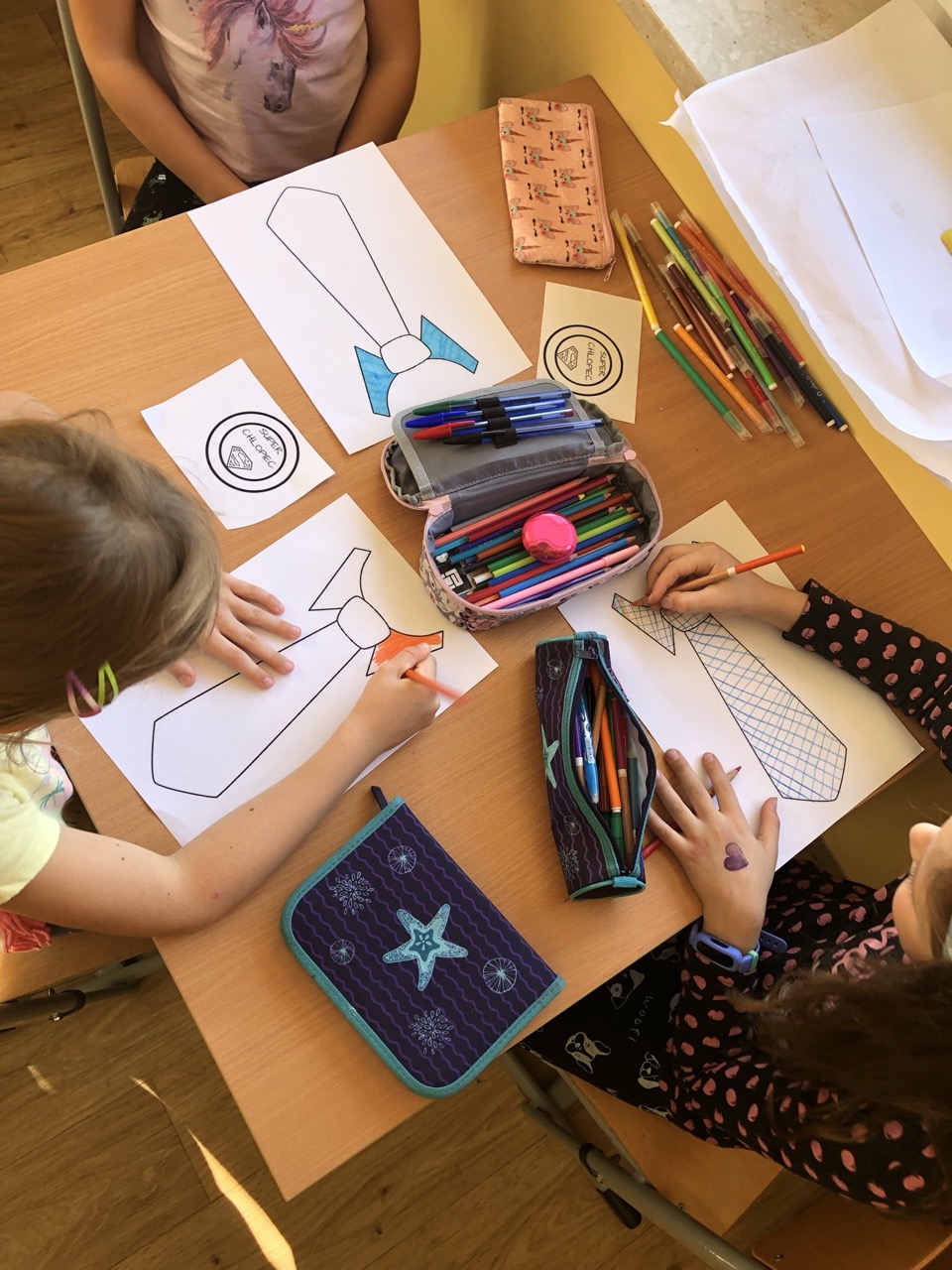 Uczennice koloruja krawaty.