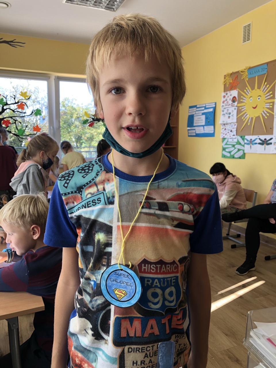 Uczeń prezentuje medal.