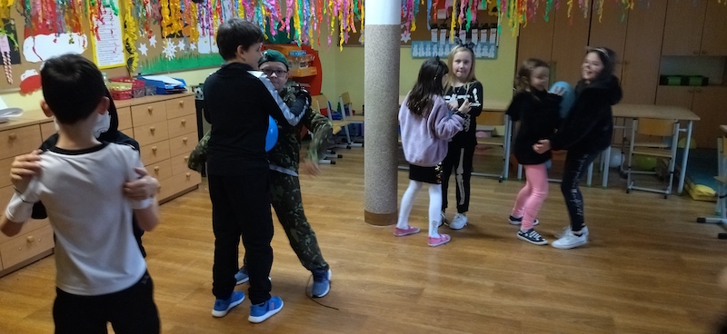 Zdjęcie przedstawia zabawę pt. Brakujące krzesła