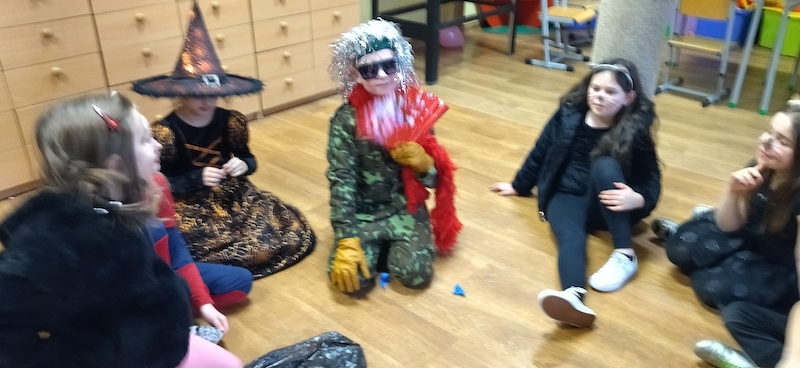 Zdjęcie przedstawia zabawę pt.,"Worek  z niespodzianką"