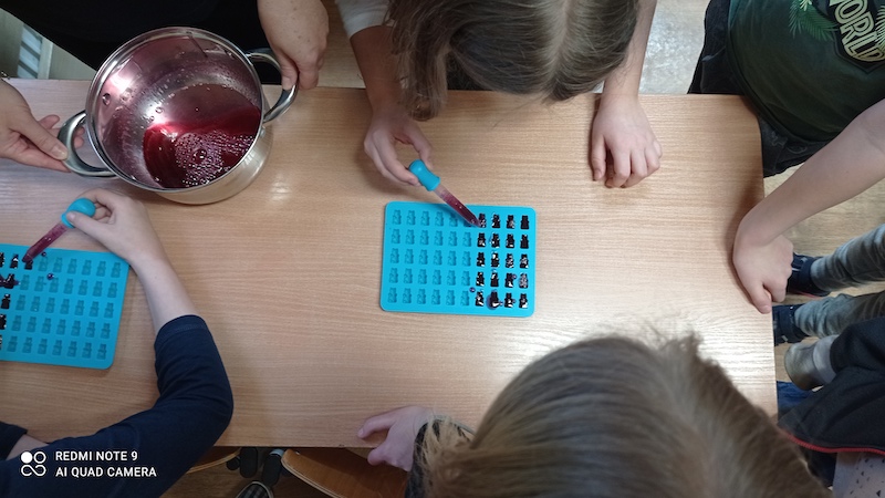 dzieci podczas warsztatów