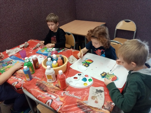  Dzieci malują farbami koty  wykonane  z masy solnej 
