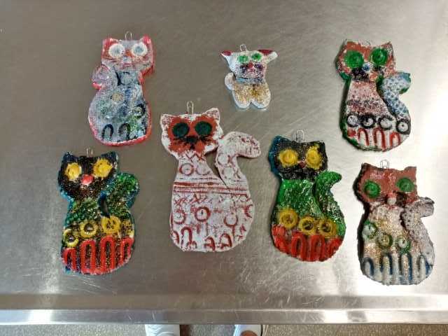 wystawka kotów wykonanych z masy solnej, pomalowanych farbami 