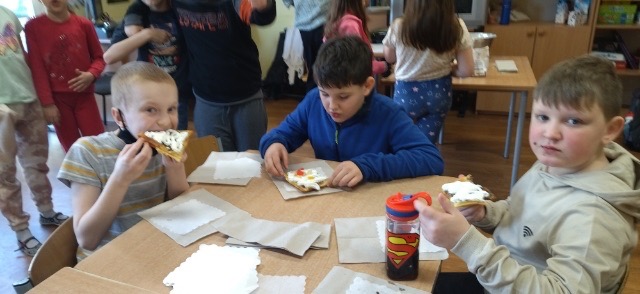 Zdjęcie przedstawia degustację gofrów. 