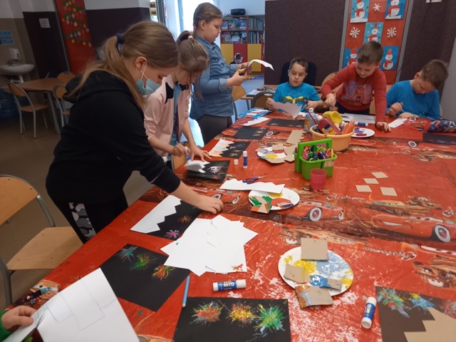 dzieci malują farbami fajerwerki 