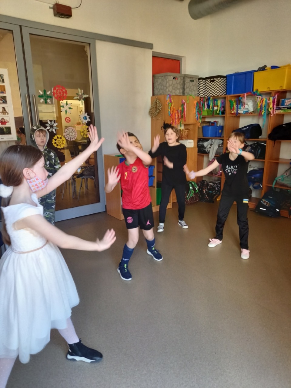 dzieci tańczą w rytm muzyki 