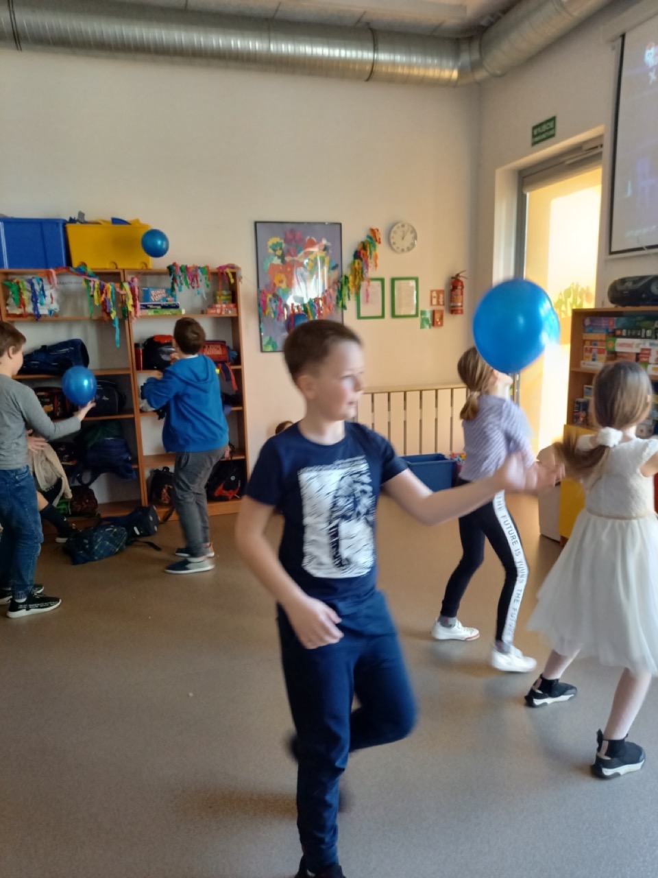 dzieci uczestniczą w konkursie taniec z balonem 