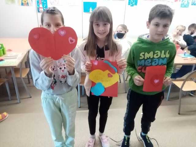 dzieci prezentują swoje walentynki 
