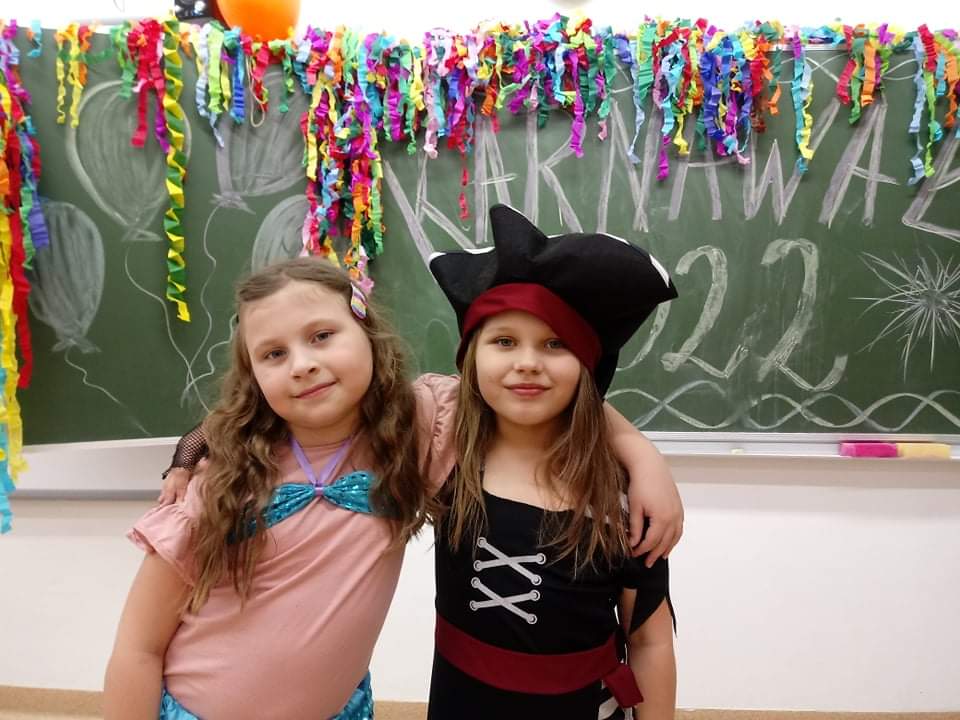 dwie dziewczynki pozują do zdjęcia