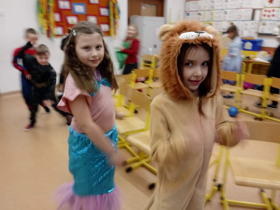 dzieci uczestniczą w balu karnawałowym – przebrani w stroje karnawałowe bawią się w zabawę „ krzesełka”.