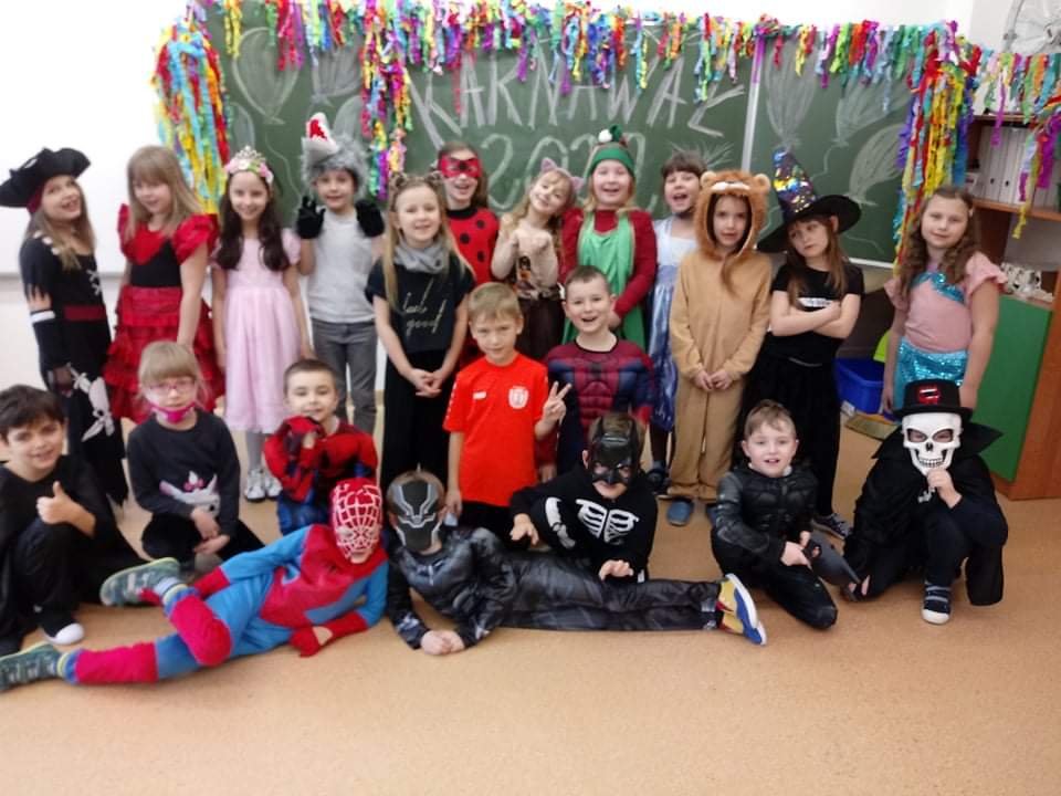zdjęcie zbiorowe dzieci w strojach karnawałowych