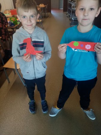 chłopcy prezentują zakładki do książek 