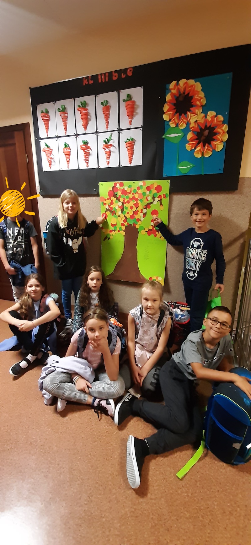 Zdjęcie przedstawia uczniów z wykonaną pracą 