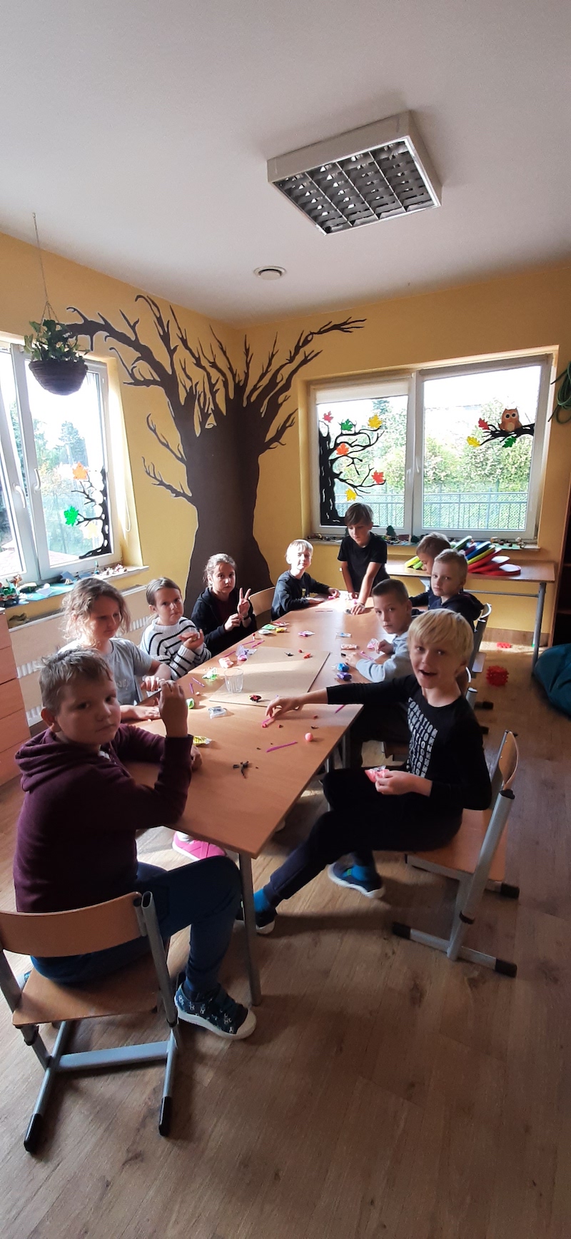 Zdjęcie przedstawia uczniów wykonujących zwierzaki