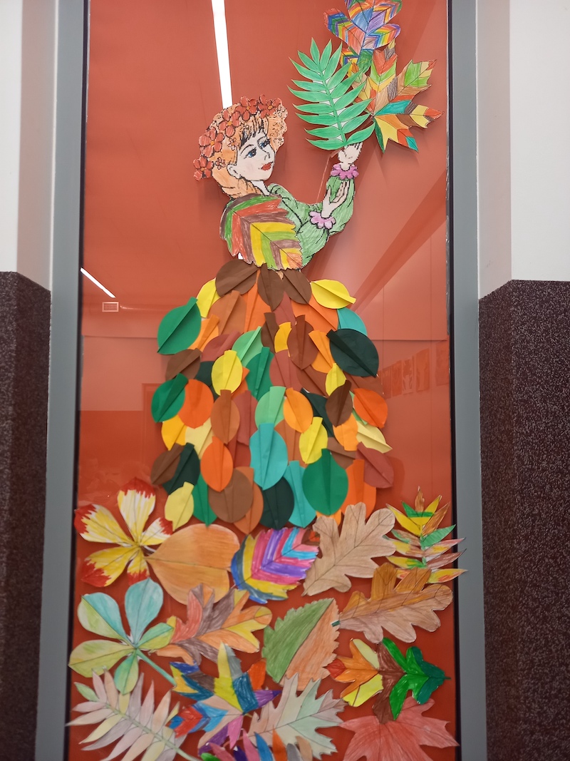Portret Pani Jesieni z papieru kolorowego, suknia z liści