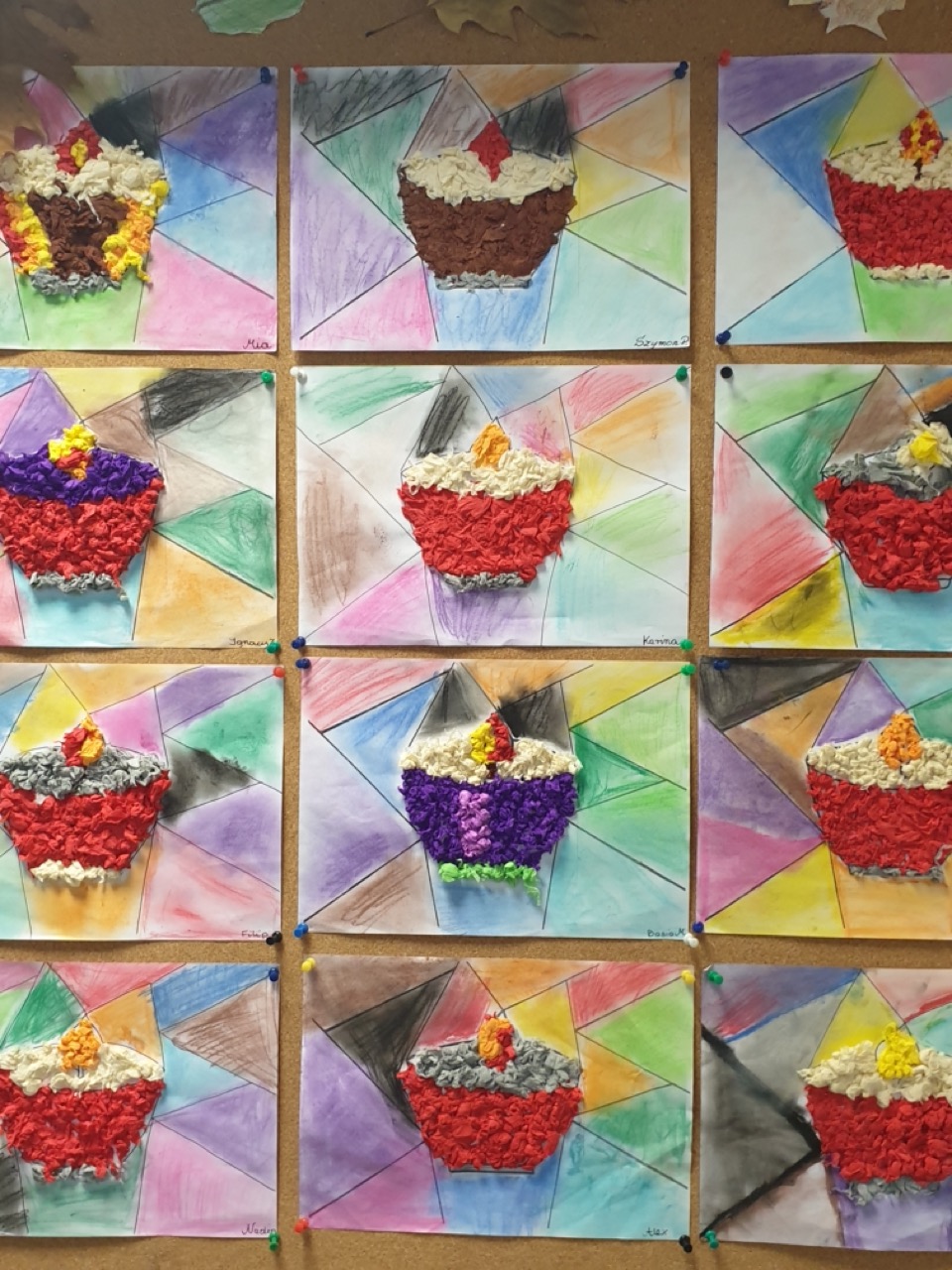 prace dzieci przedstawiające znicze wyklejone kulkami z krepiny