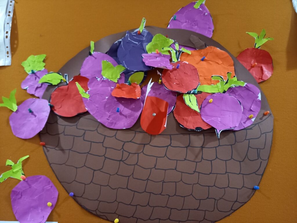 kosz warzyw i owoców wykonanych z papieru kolorowego metodą wydzieranki