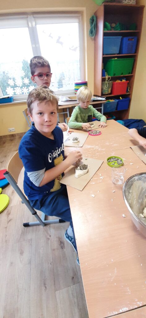 zdjęcie przedstawia uczniów wykonujących jeże