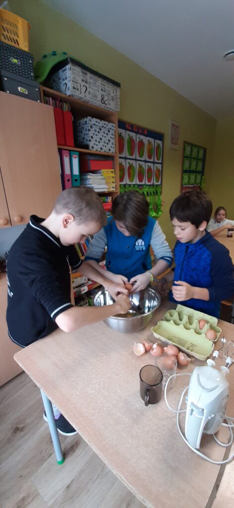 uczniowie rozbijają jajka