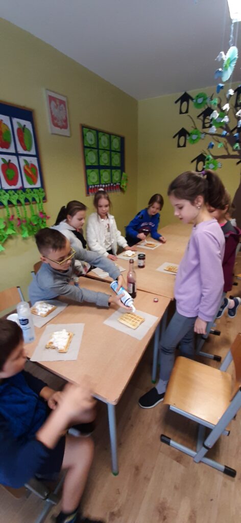 uczniowie dekorują gofry