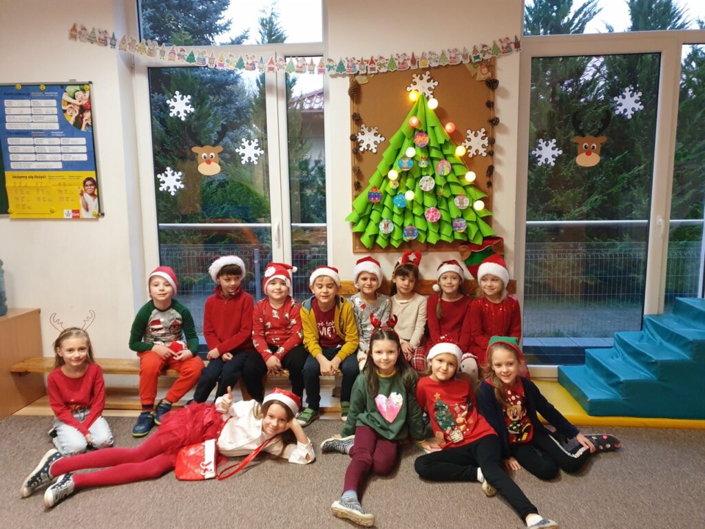 dzieci na tle choinki