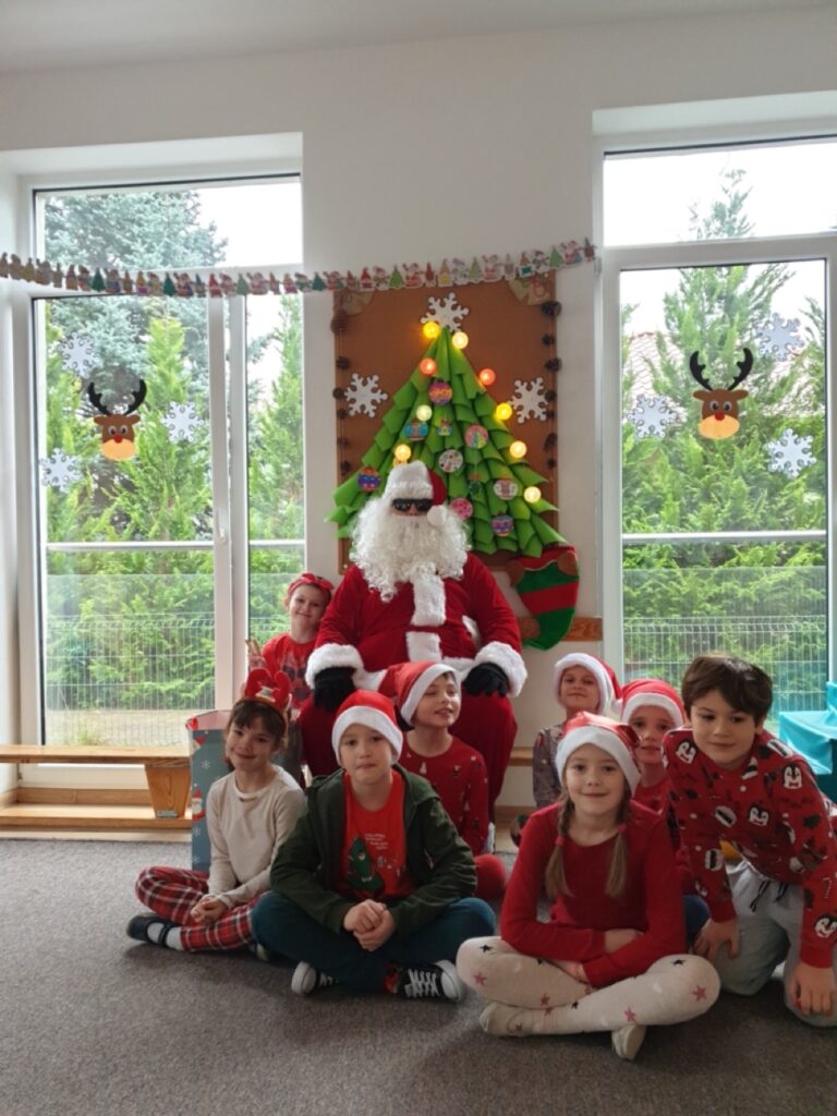 wspólne zdjęcie dzieci z św. Mikołajem