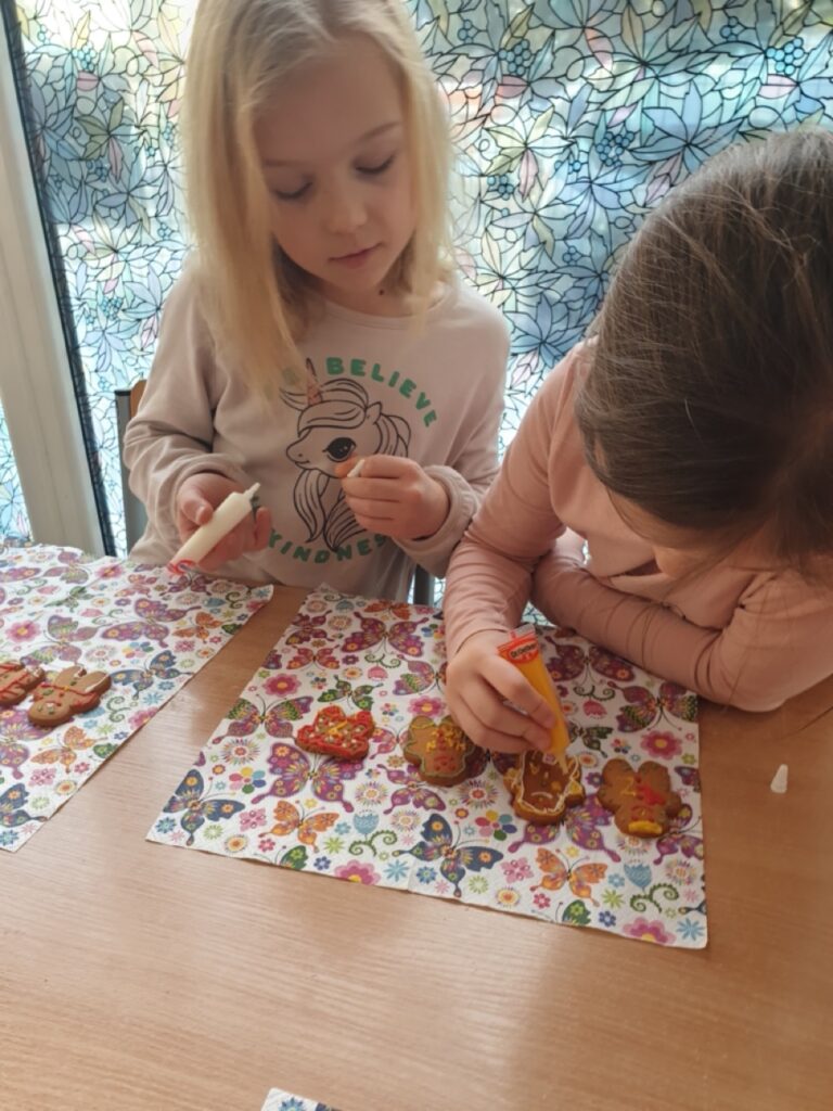 dziewczynki dekorujące pierniczki