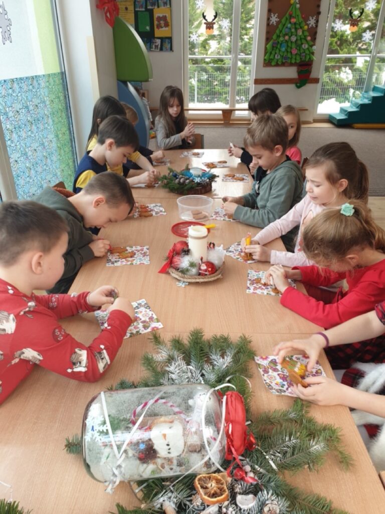 grupa dzieci dekorująca pierniczki