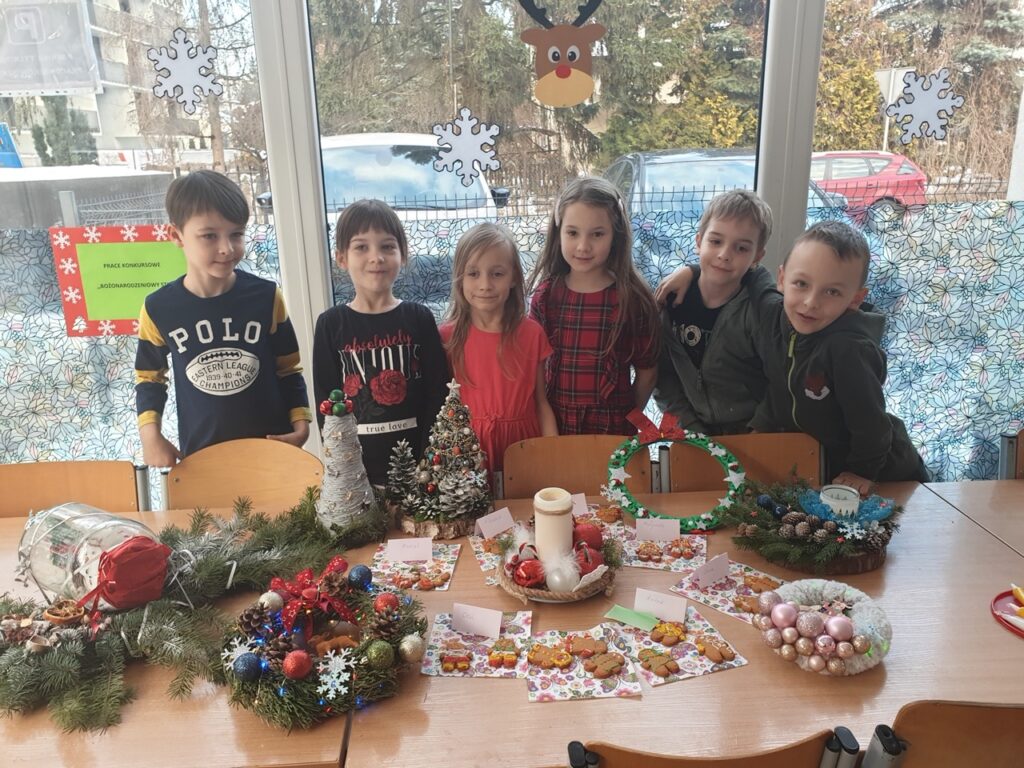 dzieci prezentujące udekorowane pierniczki