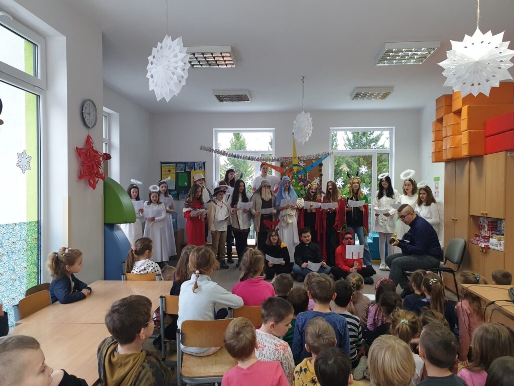 dzieci i młodzież podczas wspólnego kolędowania