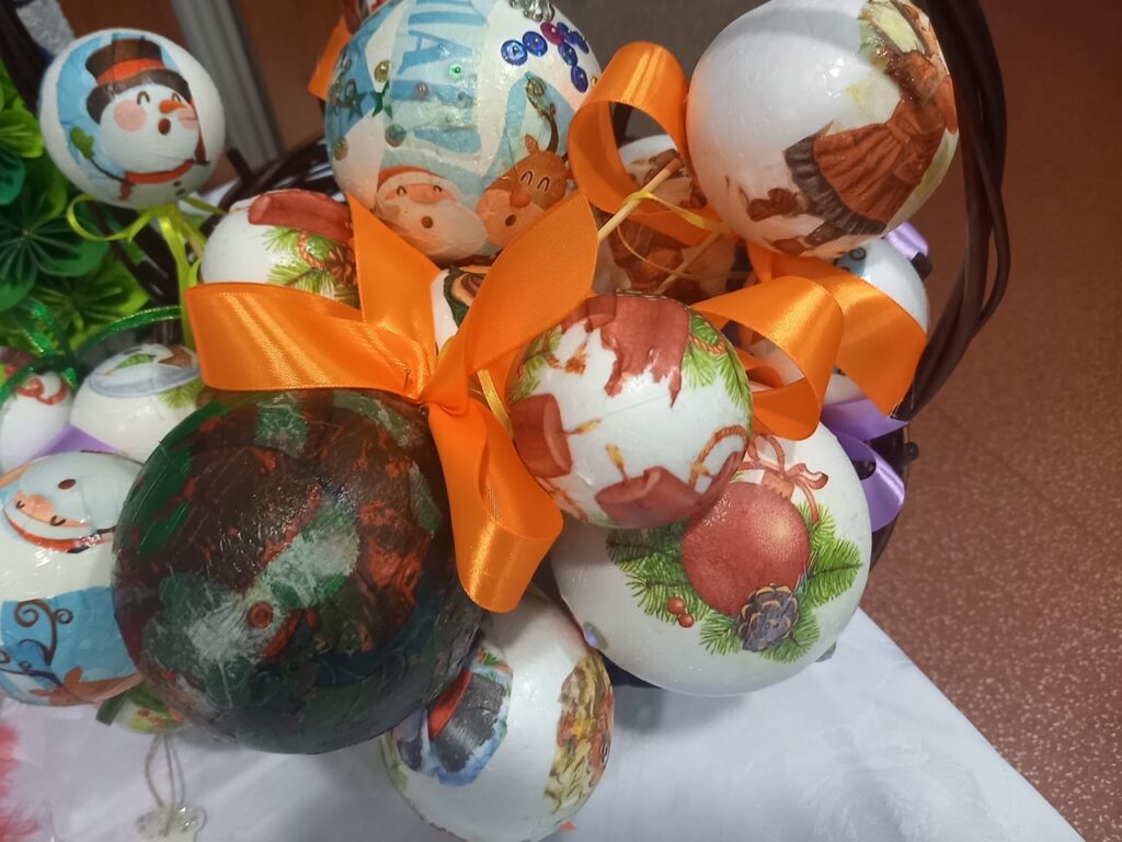prace dzieci – bombki zdobione techniką decoupage