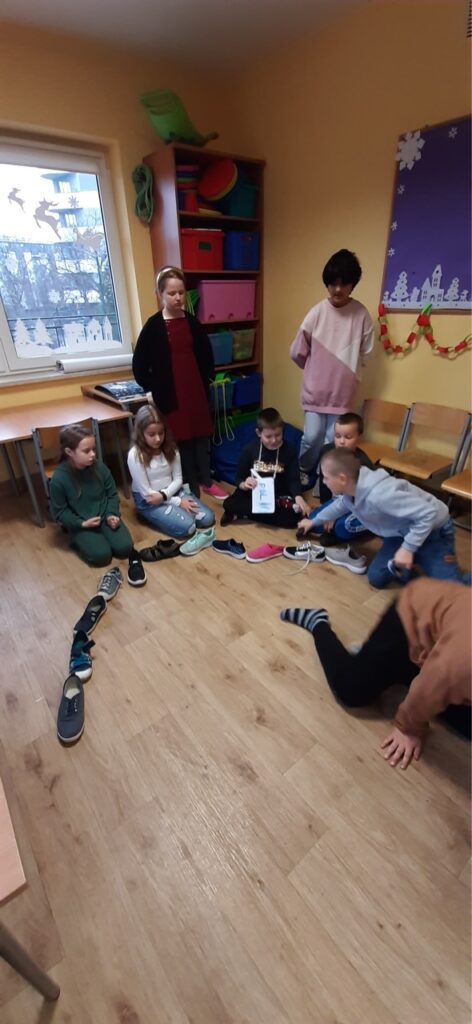 uczniowie wróżą z zapałek