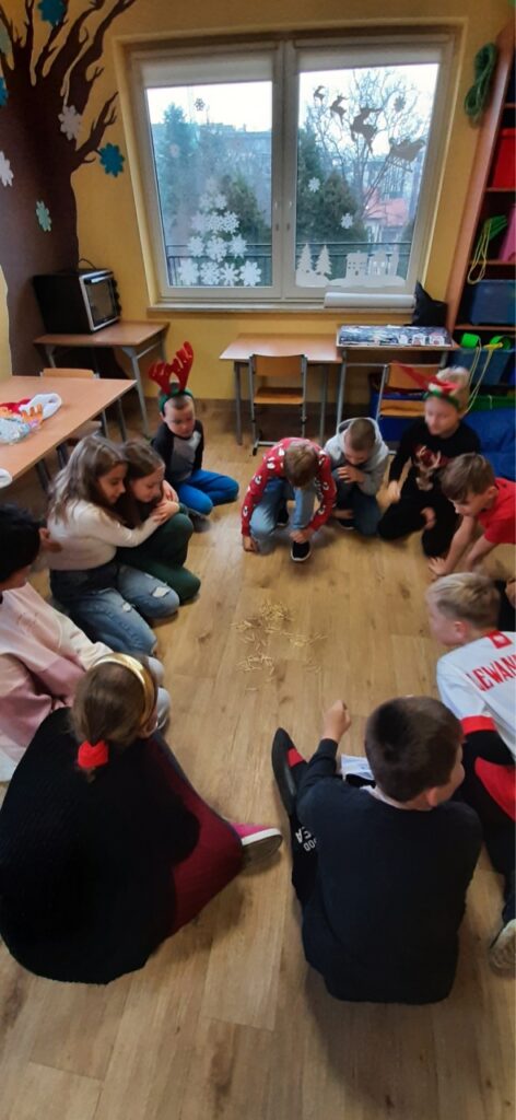 uczniowie przebijają serce szpilką