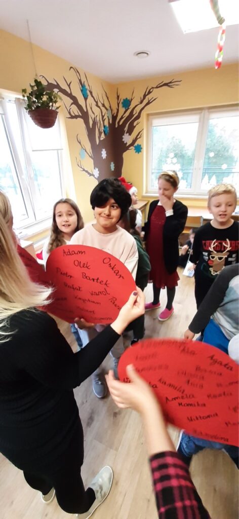 układanie butów w stronę drzwi 