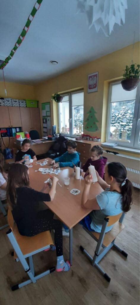 uczniowie dekorują pierniki