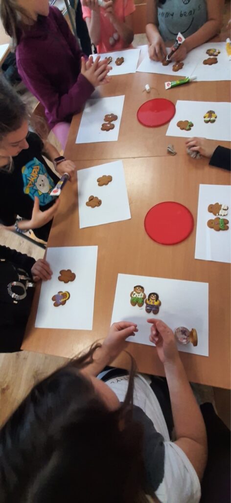 uczniowie dekorują pierniki