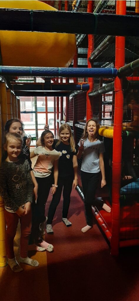 uczennice podczas zabawy w sali zabaw