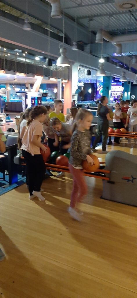 uczennice podczas zabawy w sali zabaw