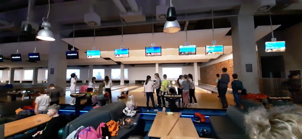 uczniowie grający w kręgle