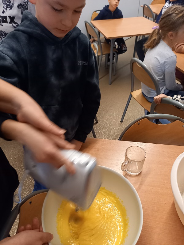 chłopiec miksuje ciasto na gofry