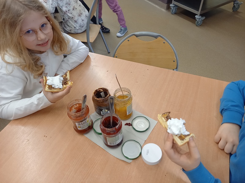 dzieci degustują gofry