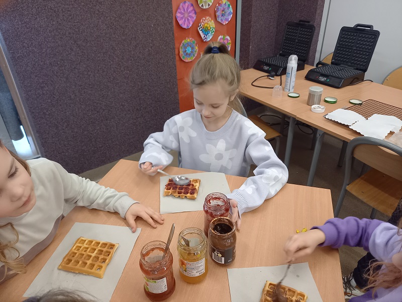 dzieci degustują gofry