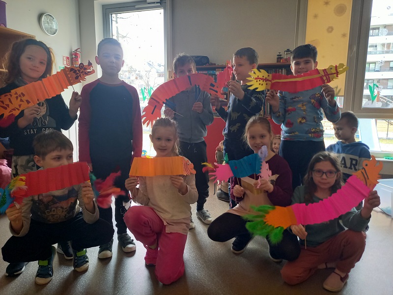 zbiorowe zdjęcie dzieci z wykonanymi smokami chińskimi