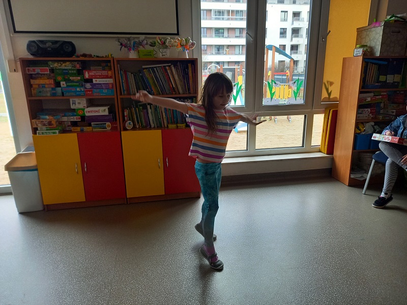 dziewczynka prezentuje taniec