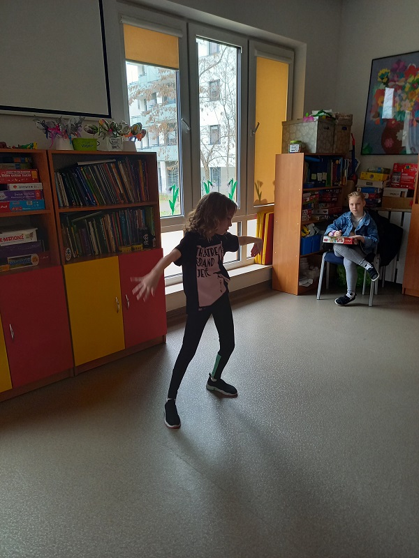 dziewczynka prezentuje taniec