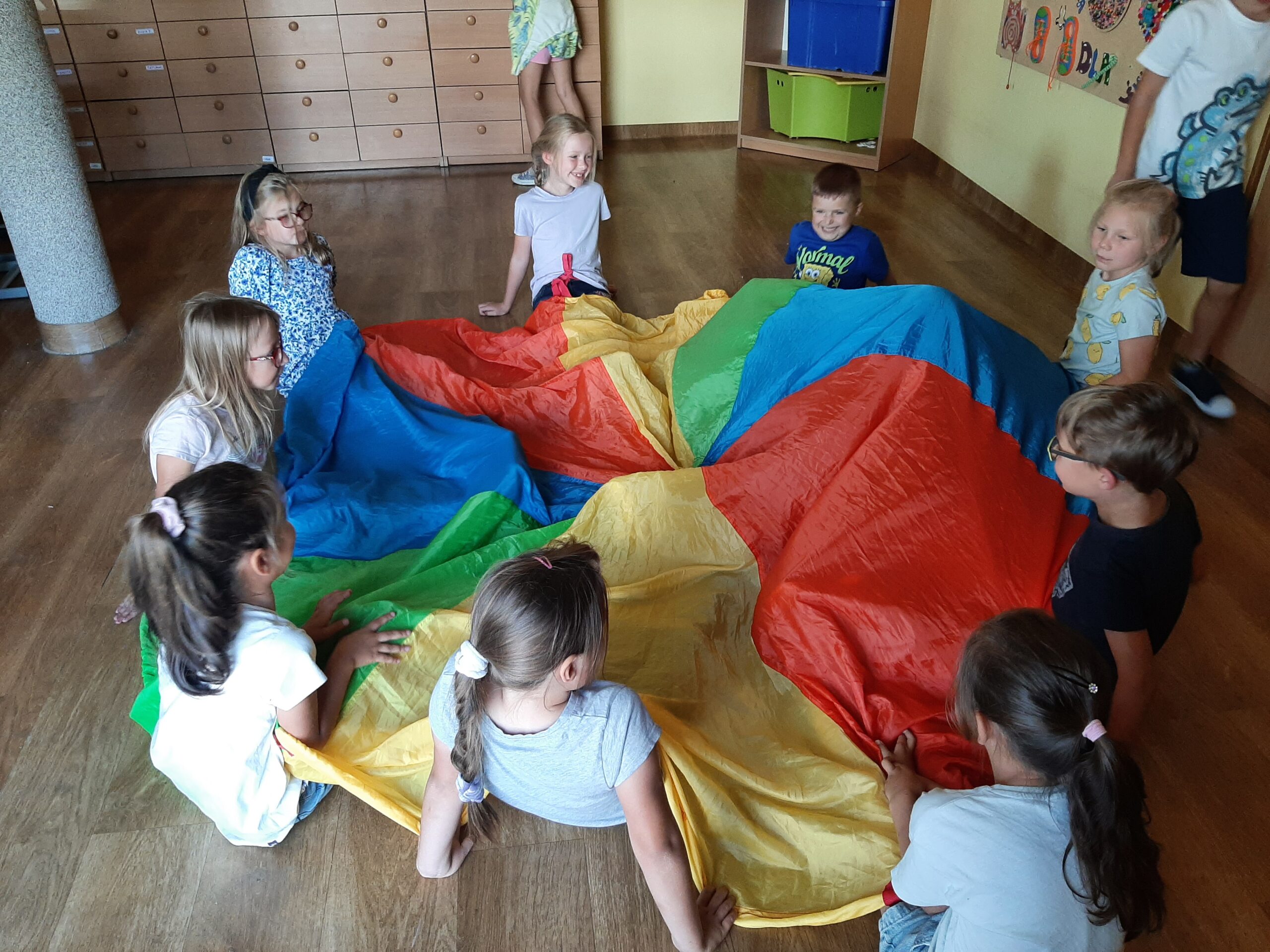 zdj  nr 2 uczniowie siedzą w kole nakrywają nogi chustą